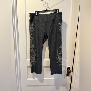 Ladies R8 cropped leggings XL. Gray with a tan pattern down the side of each leg